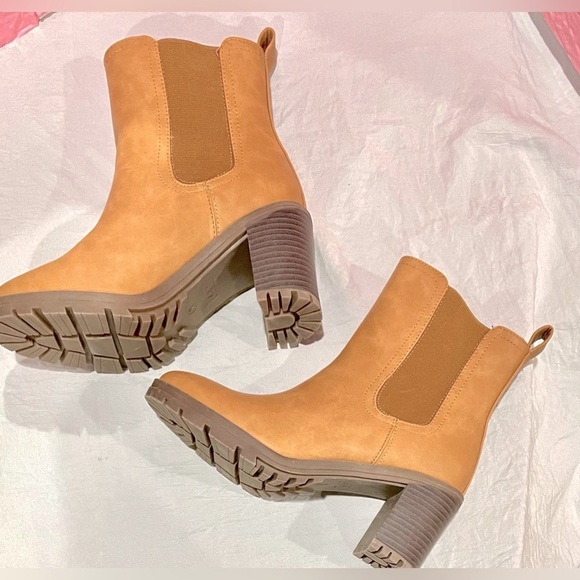 🛍️ZBY Women's light brown Ankle slip on Boots Lug Sole Size 6 BRAND NEW - Picture 4 of 7